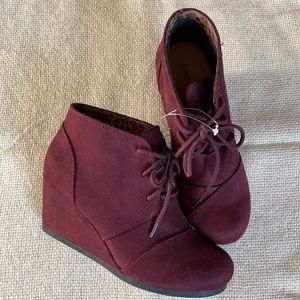 Burgundy boot wedges. Suede/microfiber material